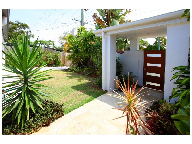 32 Allambi Avenue, Broadbeach Waters QLD 4218