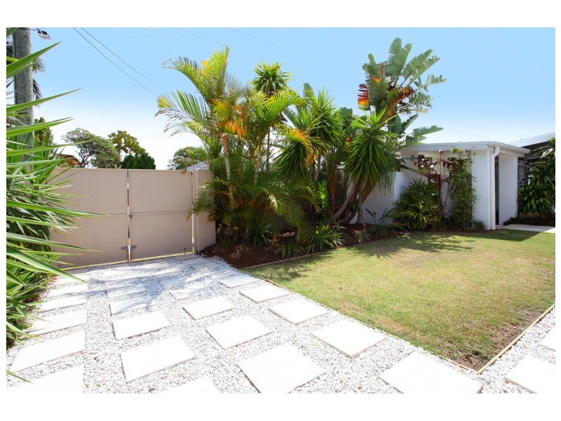 32 Allambi Avenue, Broadbeach Waters QLD 4218