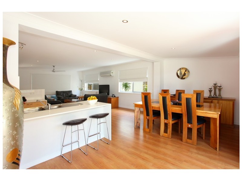 32 Allambi Avenue, Broadbeach Waters QLD 4218