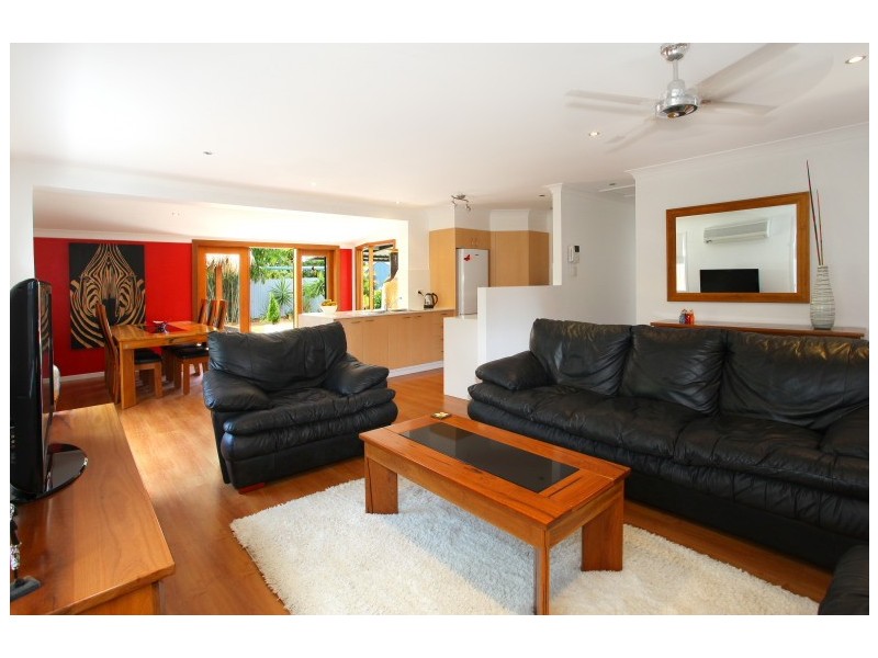 32 Allambi Avenue, Broadbeach Waters QLD 4218