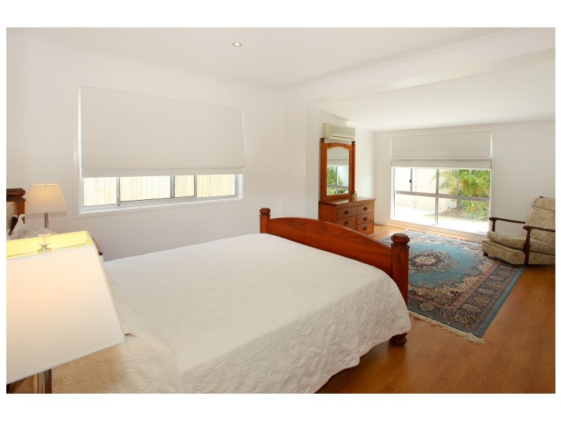 32 Allambi Avenue, Broadbeach Waters QLD 4218