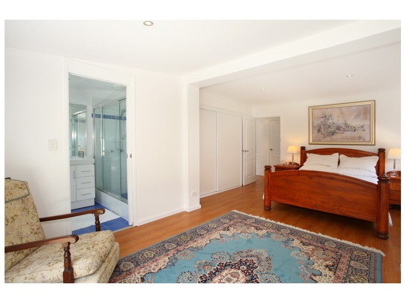 32 Allambi Avenue, Broadbeach Waters QLD 4218