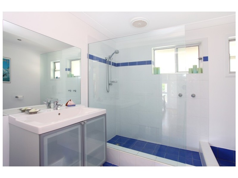 32 Allambi Avenue, Broadbeach Waters QLD 4218