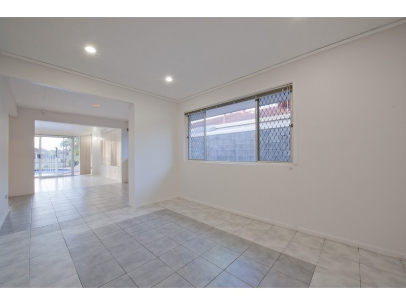 33 Beverley Crescent, Broadbeach Waters QLD 4218