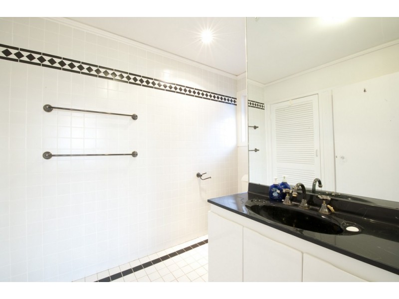 33 Beverley Crescent, Broadbeach Waters QLD 4218