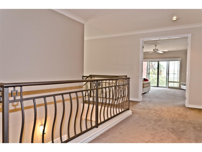 16/145 Palm Meadows Drive, Carrara QLD 4211