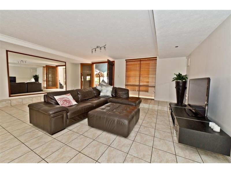 26 Andrea Avenue, Broadbeach Waters QLD 4218