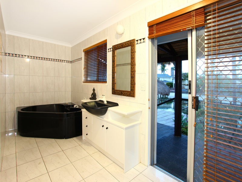 26 Andrea Avenue, Broadbeach Waters QLD 4218