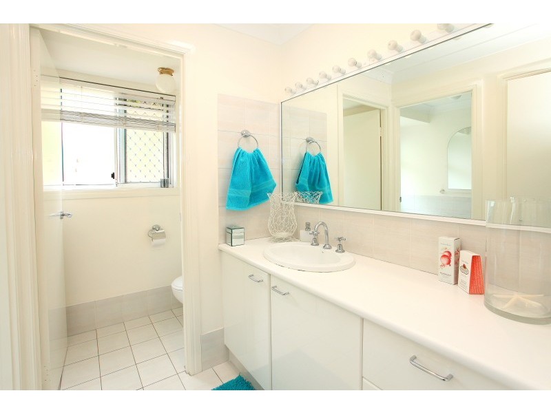 10 Antigua Way, Clear Island Waters QLD 4226