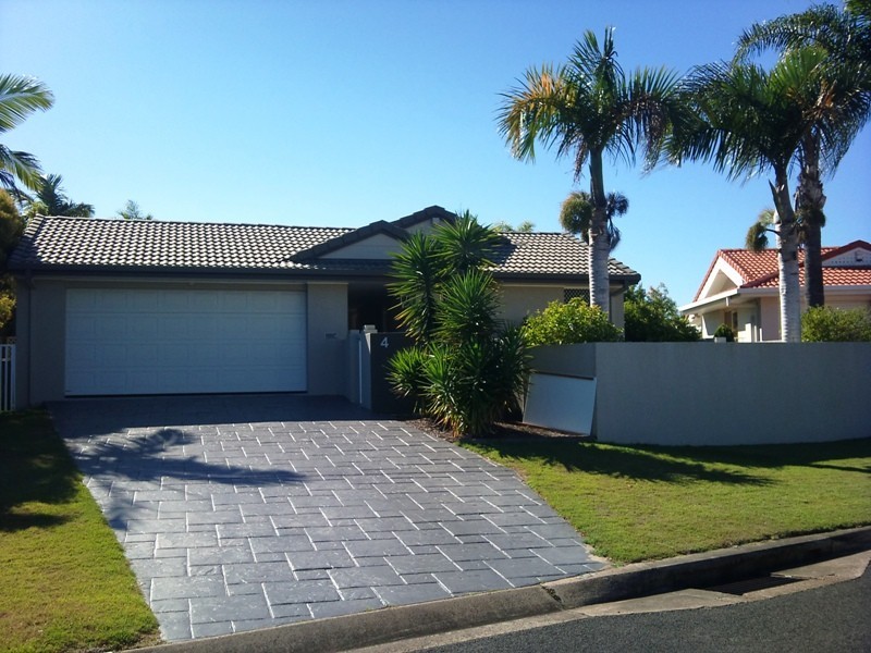 4 Bon Aire Court, Clear Island Waters QLD 4226
