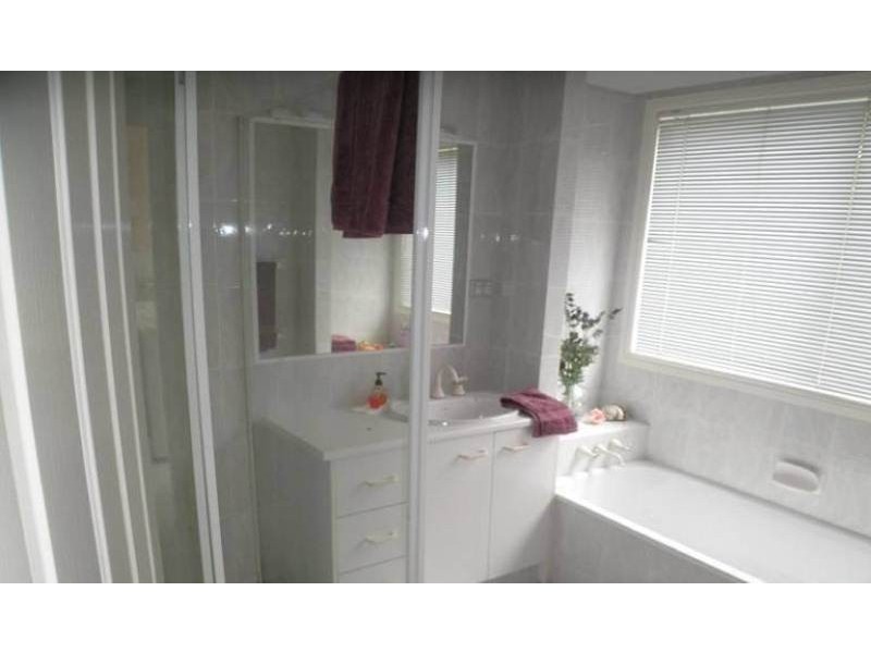 4 Bon Aire Court, Clear Island Waters QLD 4226