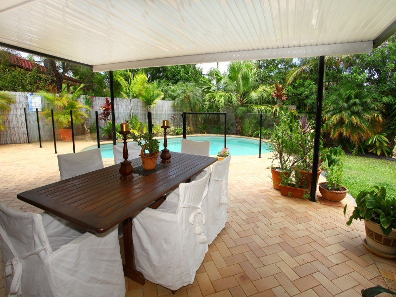 6 Leeway Place, Clear Island Waters QLD 4226