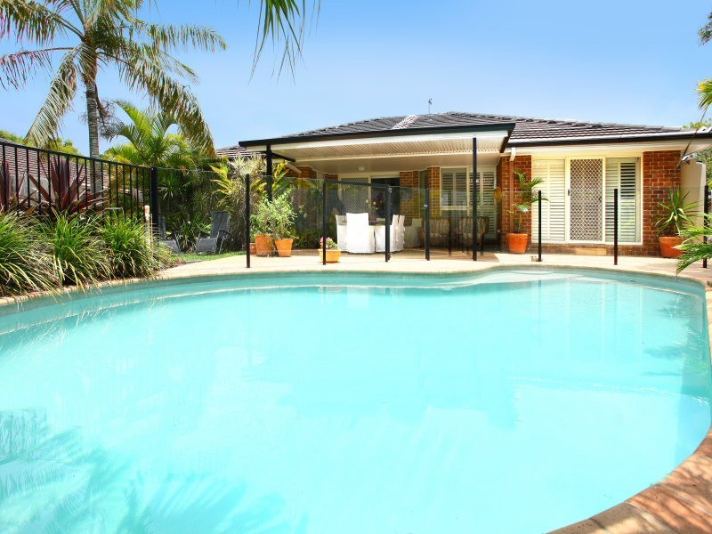 6 Leeway Place, Clear Island Waters QLD 4226