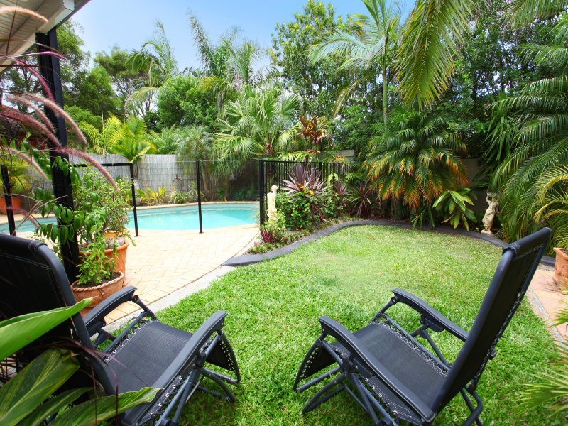 6 Leeway Place, Clear Island Waters QLD 4226