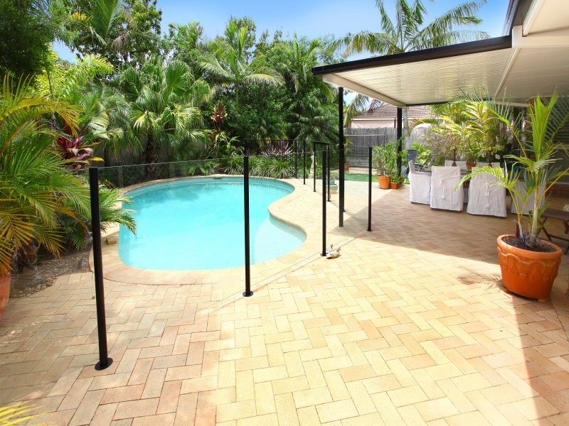 6 Leeway Place, Clear Island Waters QLD 4226