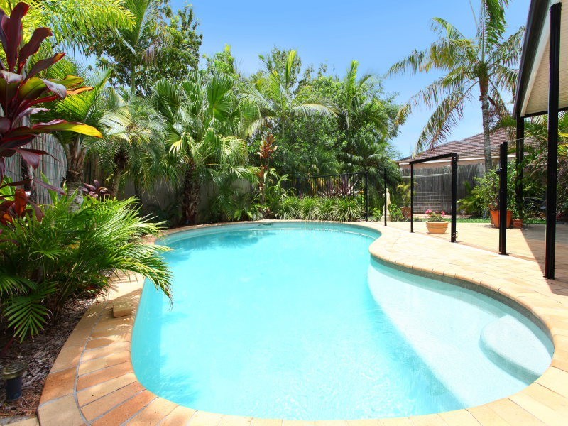 6 Leeway Place, Clear Island Waters QLD 4226