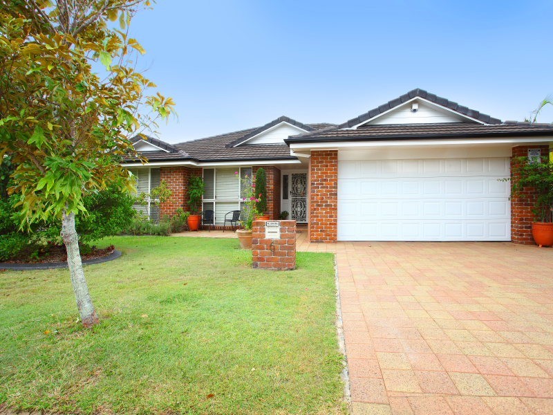 6 Leeway Place, Clear Island Waters QLD 4226