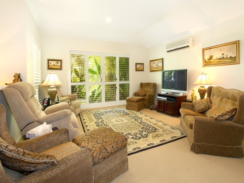 6 Leeway Place, Clear Island Waters QLD 4226