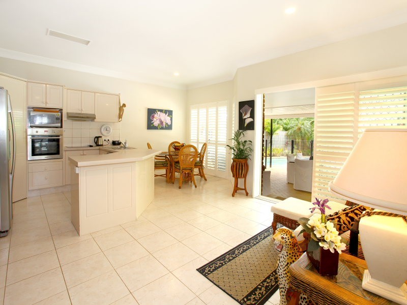 6 Leeway Place, Clear Island Waters QLD 4226