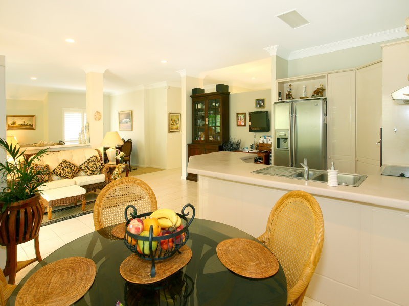 6 Leeway Place, Clear Island Waters QLD 4226