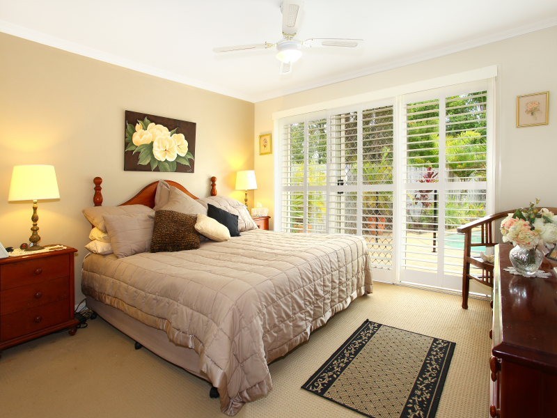 6 Leeway Place, Clear Island Waters QLD 4226