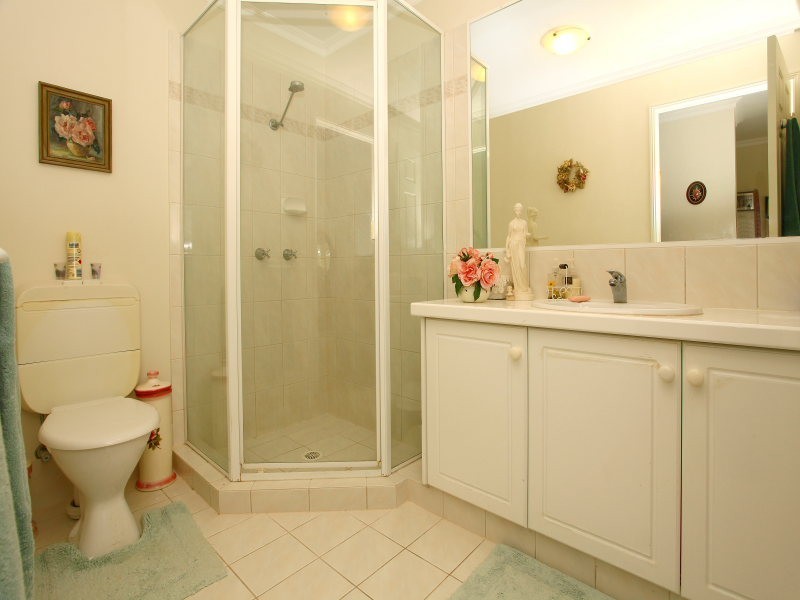 6 Leeway Place, Clear Island Waters QLD 4226