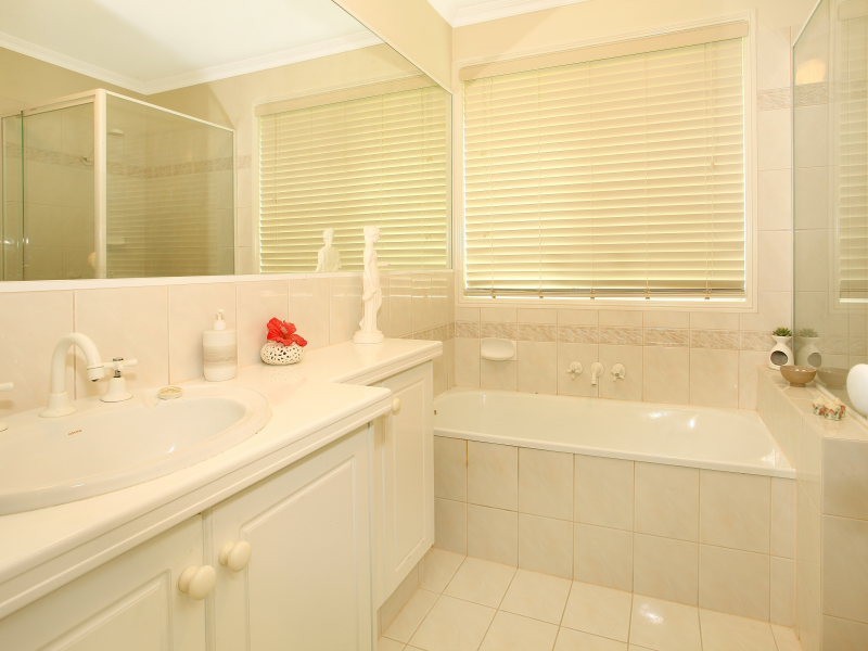 6 Leeway Place, Clear Island Waters QLD 4226