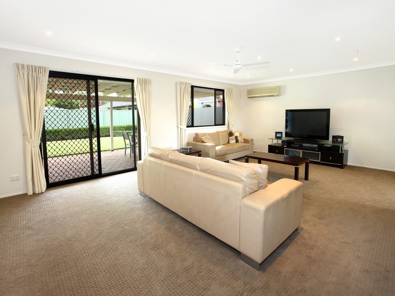 3 Southerly Street, Mermaid Waters QLD 4218