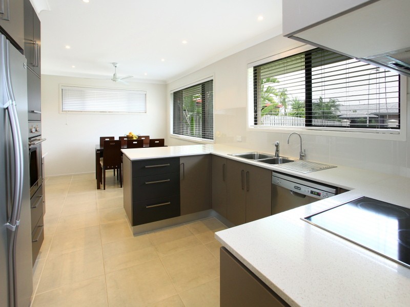 3 Southerly Street, Mermaid Waters QLD 4218
