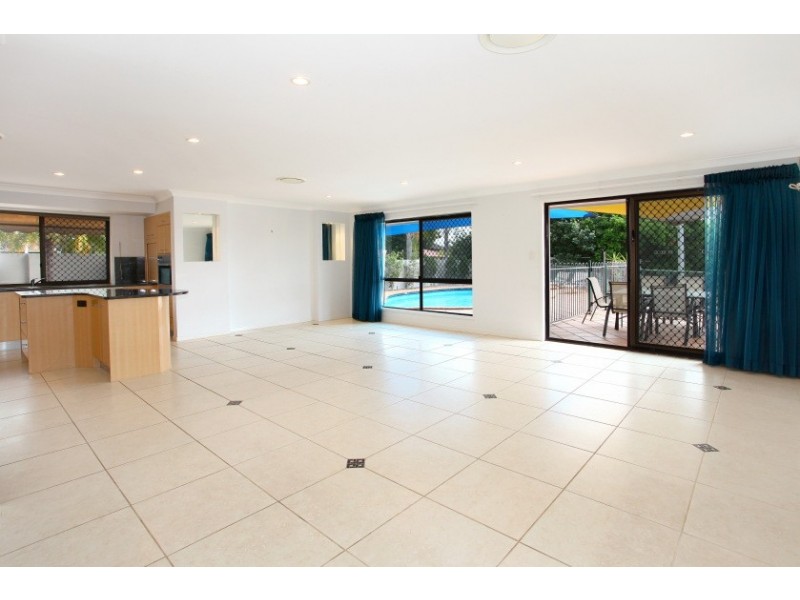 224 Sunshine Blvd, Mermaid Waters QLD 4218