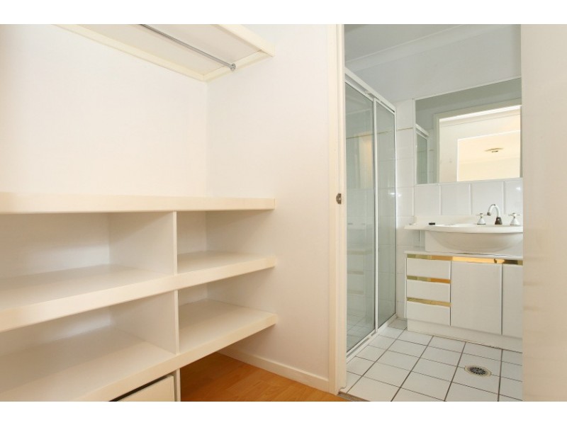 224 Sunshine Blvd, Mermaid Waters QLD 4218