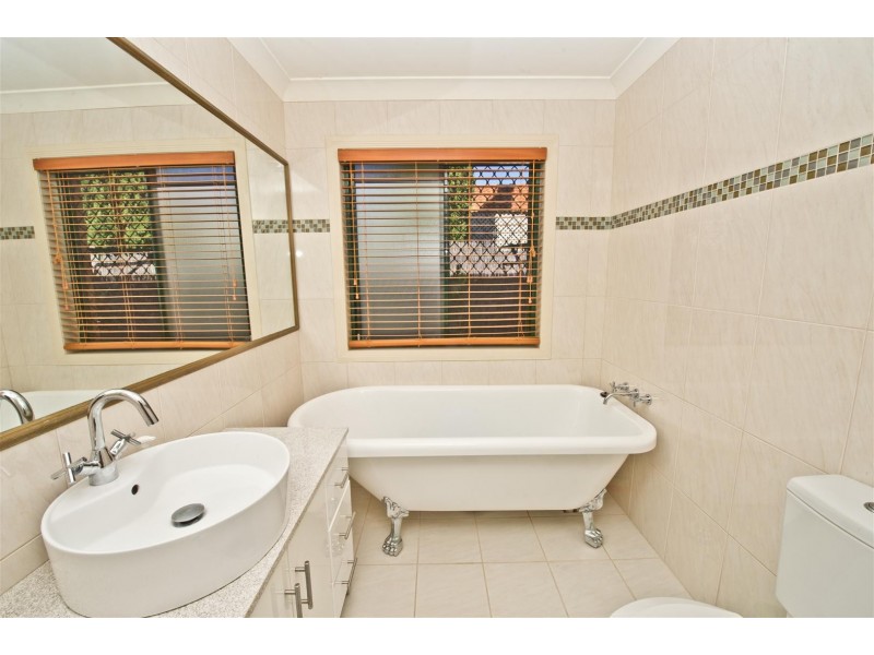 6 Manor Close, Robina QLD 4226