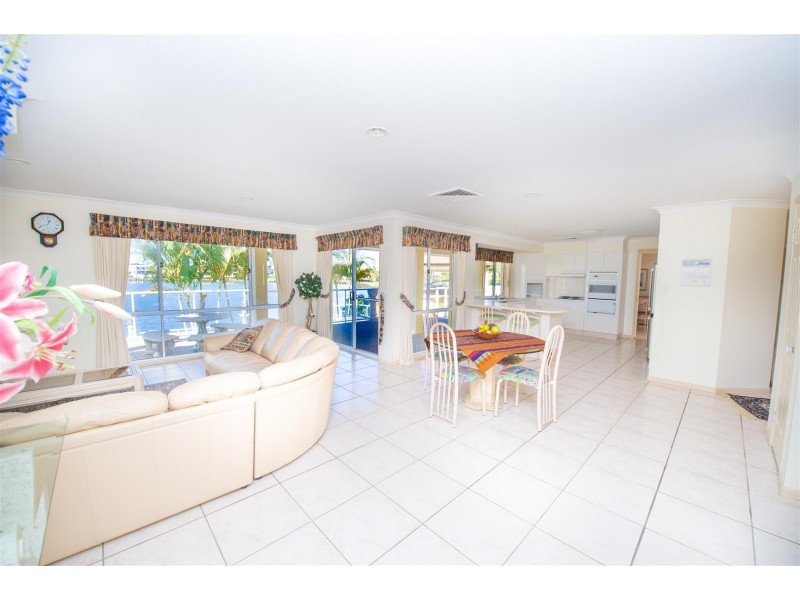 6 Bollard Cct, Clear Island Waters QLD 4226