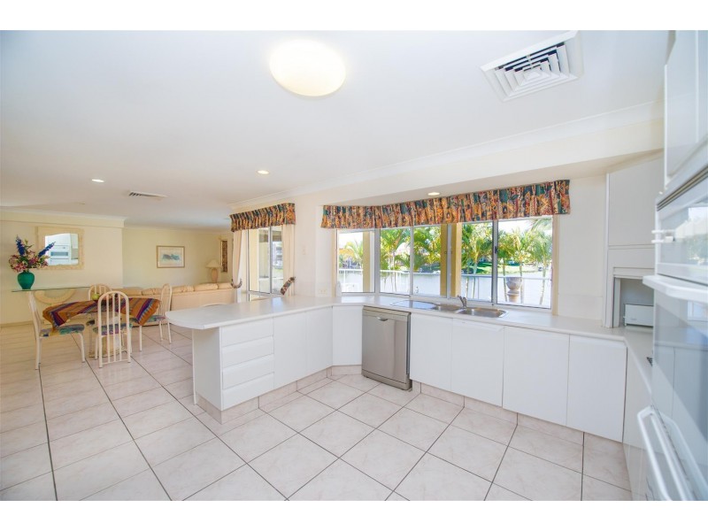 6 Bollard Cct, Clear Island Waters QLD 4226