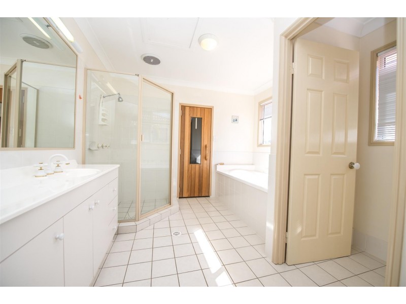 6 Bollard Cct, Clear Island Waters QLD 4226