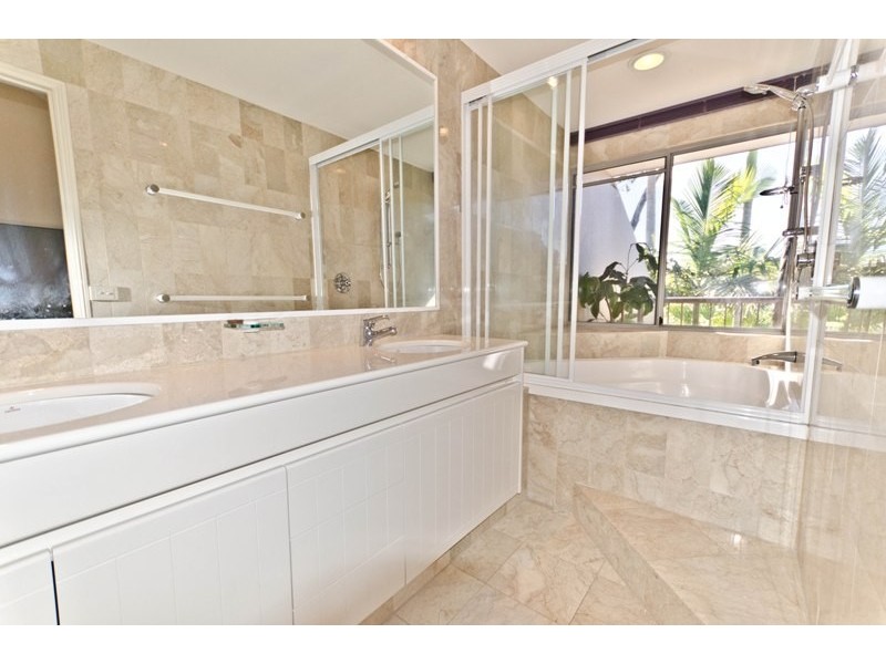 125 Santa Cruz Boulevard, Clear Island Waters QLD 4226