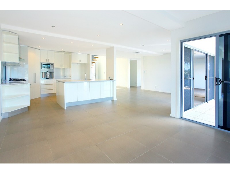 17 Alvarado Court, Broadbeach Waters QLD 4218