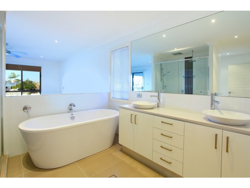 17 Alvarado Court, Broadbeach Waters QLD 4218