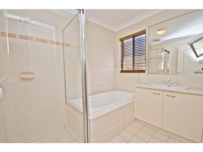 18 Golden Bear Drive, Arundel QLD 4214