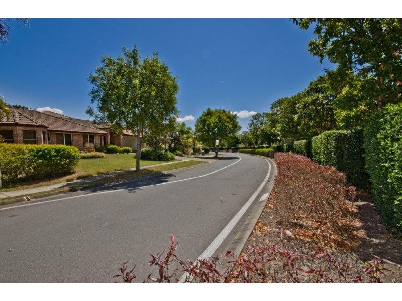 18 Golden Bear Drive, Arundel QLD 4214