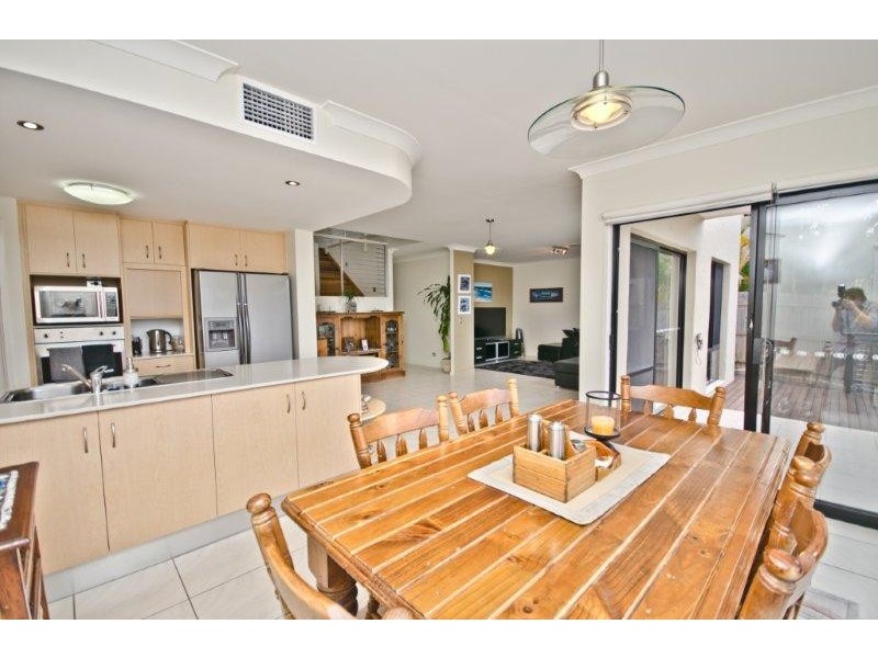 2/1 Northwestern Ct, Varsity Lakes QLD 4227