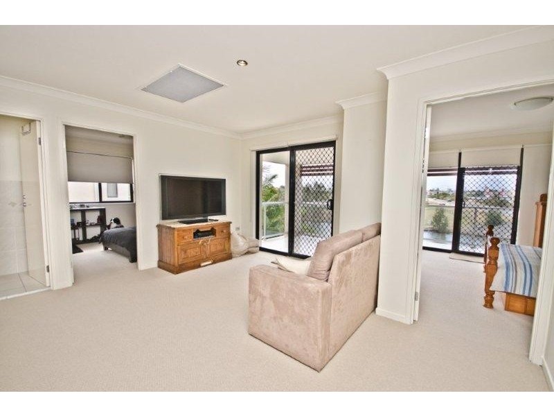 2/1 Northwestern Ct, Varsity Lakes QLD 4227