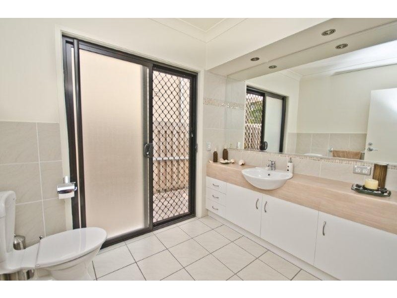 2/1 Northwestern Ct, Varsity Lakes QLD 4227