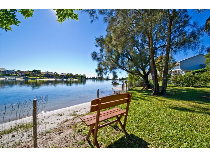 14 Waneroo Court, Mermaid Waters QLD 4218