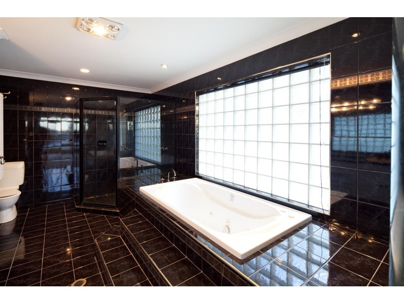 38 Bollard Cct, Clear Island Waters QLD 4226