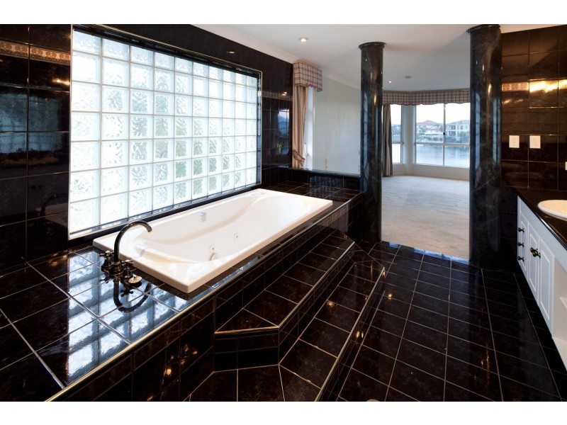 38 Bollard Cct, Clear Island Waters QLD 4226