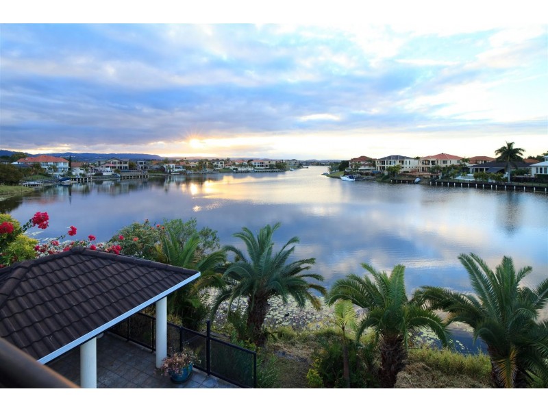 38 Bollard Cct, Clear Island Waters QLD 4226