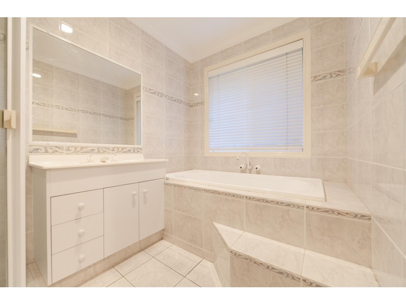 38 Bollard Cct, Clear Island Waters QLD 4226