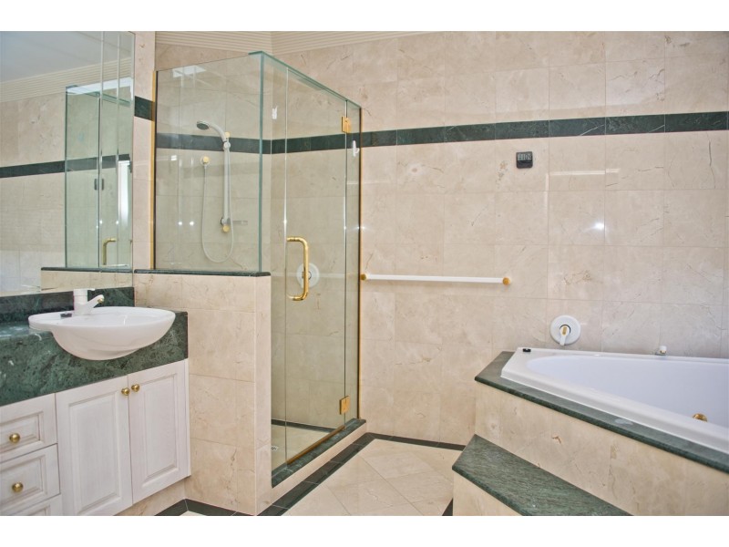 11 Staysail Crescent, Clear Island Waters QLD 4226