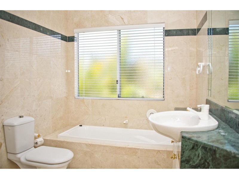 11 Staysail Crescent, Clear Island Waters QLD 4226